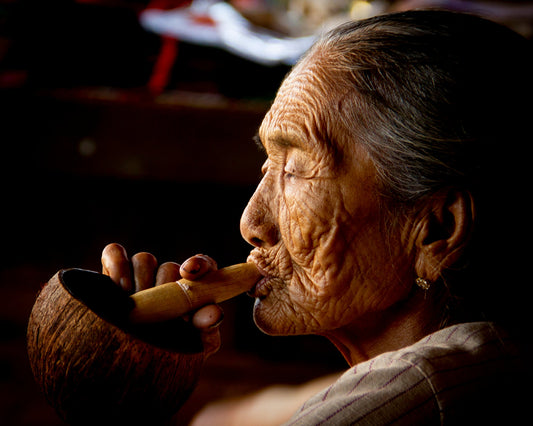 Emi Takahashi, Birmanesa fumando