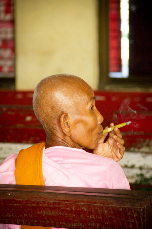 Emi Takahashi, Monge fumando